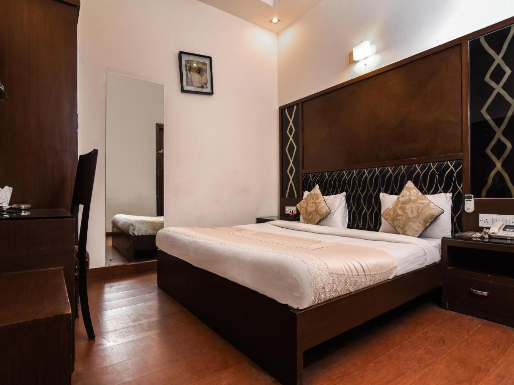 Postel nebo postele na pokoji v ubytování Hotel Haris MG Road Gurugram