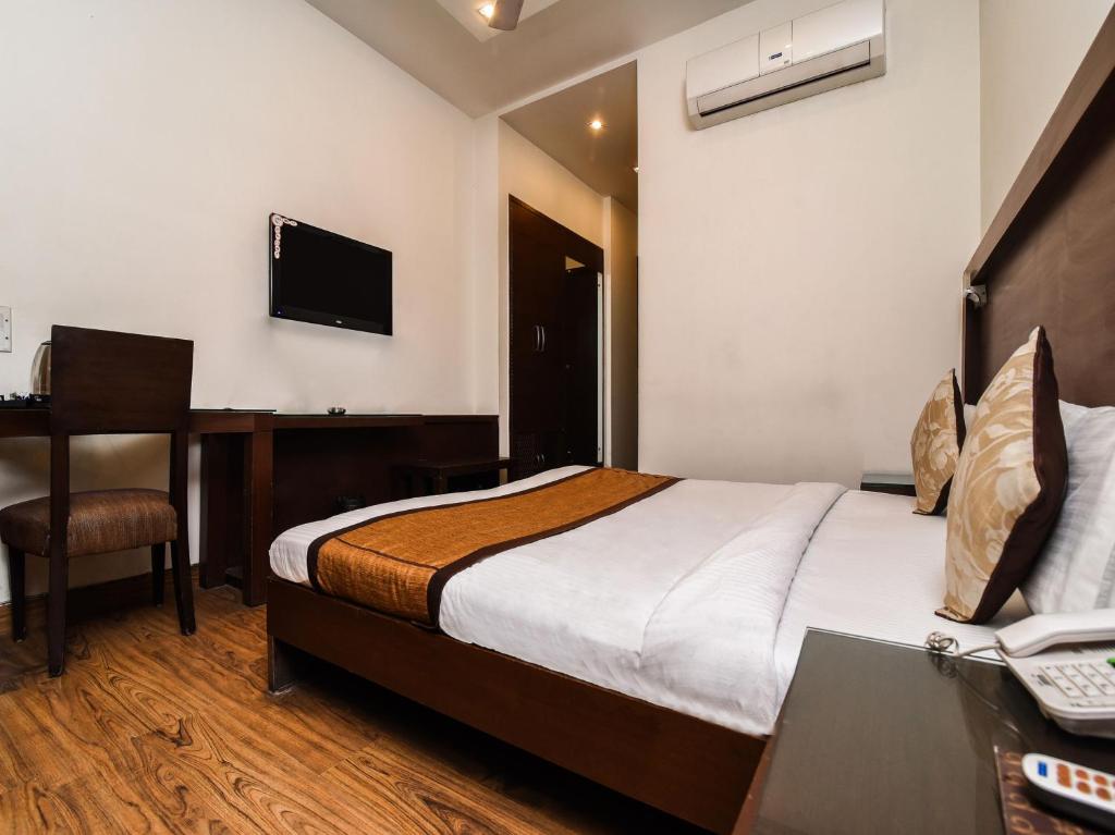 Postel nebo postele na pokoji v ubytování Hotel Haris MG Road Gurugram