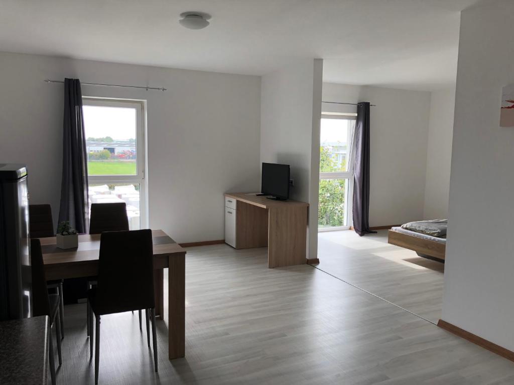 TV a/nebo společenská místnost v ubytování Stundenhotel Krieger