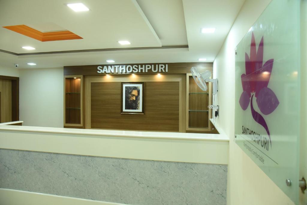 un hall avec un panneau indiquant santiago spur dans l'établissement Santhoshpuri, à Coimbatore