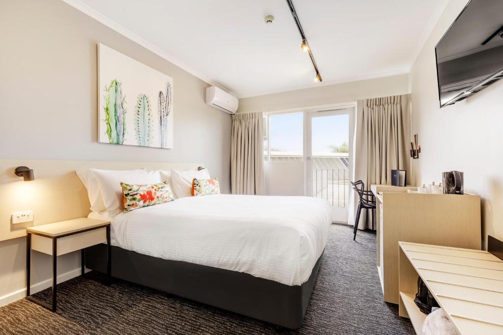 Nightcap at Findon Hotel - Resim 5