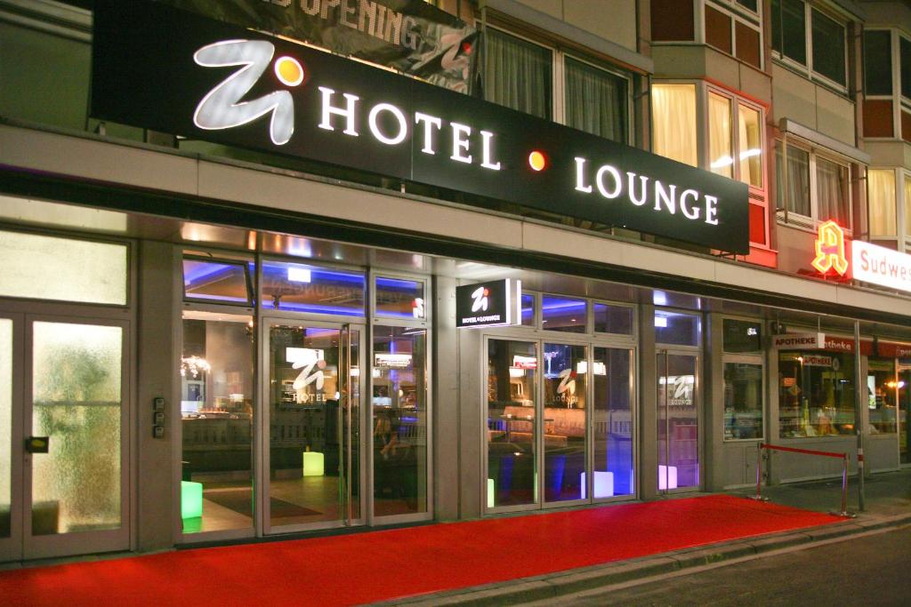 un edificio de hotel con un cartel que dice z hotel lounge en Zi Hotel, en Karlsruhe