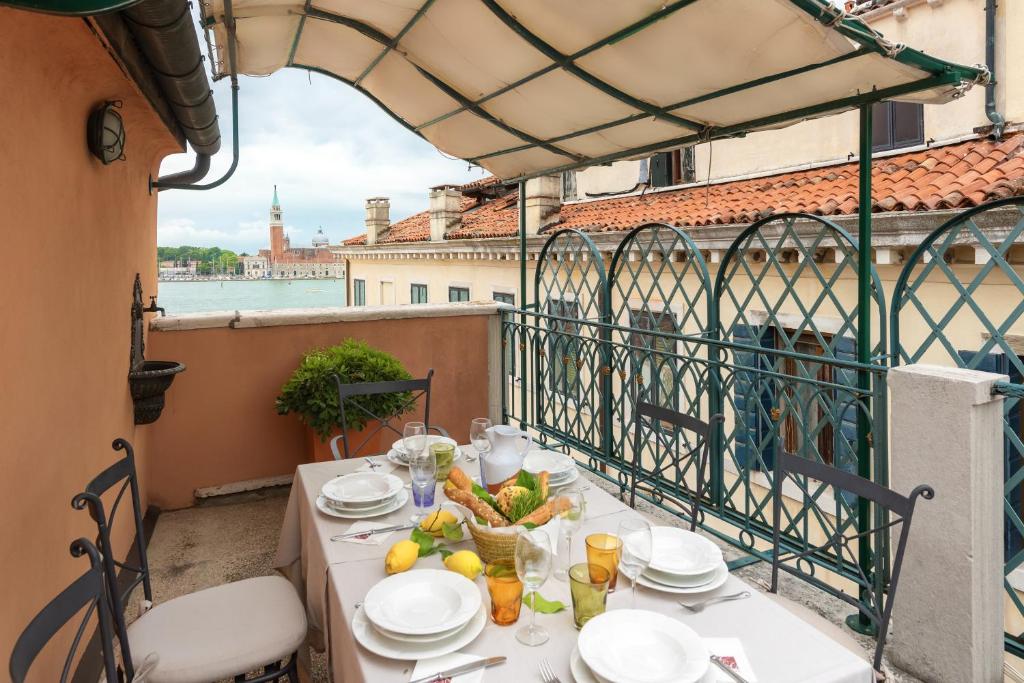 uma mesa numa varanda com vista para a cidade em Ca' Riva San Marco em Veneza