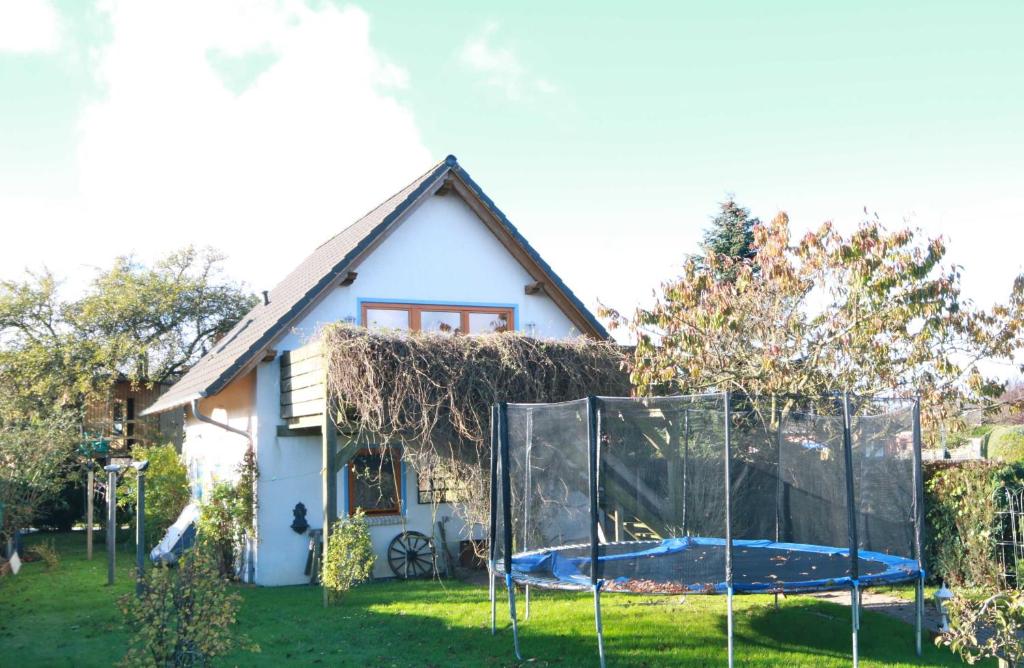 een huis met een trampoline in de tuin bij Ferienwohnung Schauf in Gelting
