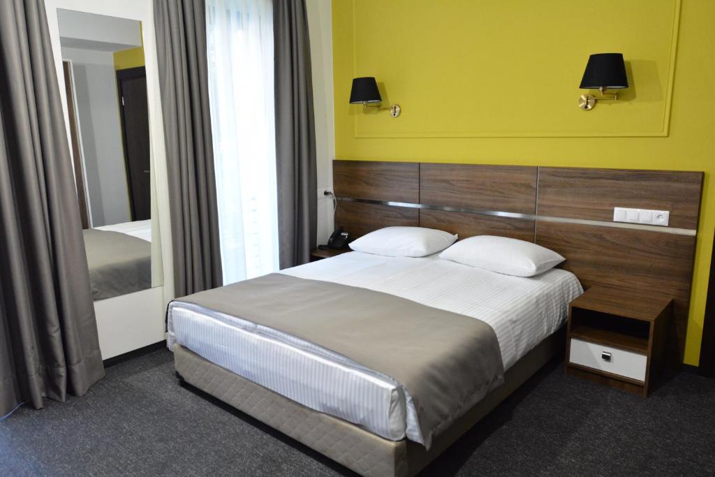 Postel nebo postele na pokoji v ubytování Hotel Garnet Tbilisi