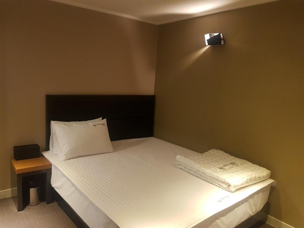 Postel nebo postele na pokoji v ubytování Sunshine Motel