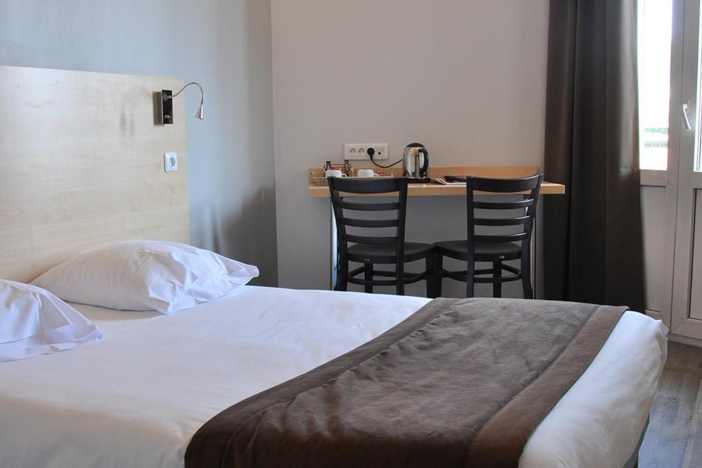 Postel nebo postele na pokoji v ubytování Hotel Foch Nancy Gare