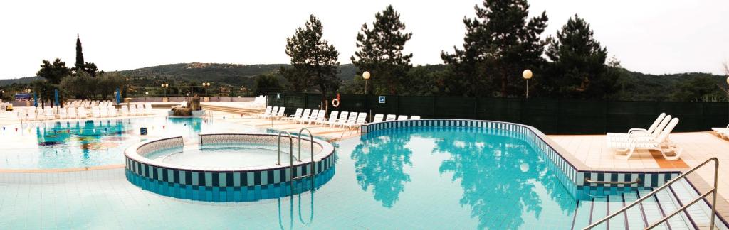 Bazén v ubytování Belvedere Resort Hotels nebo v jeho okolí