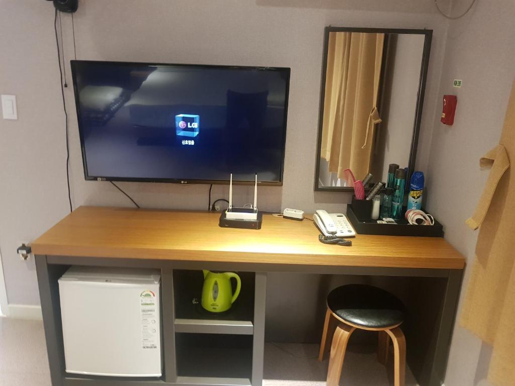TV a/nebo společenská místnost v ubytování Sunshine Motel