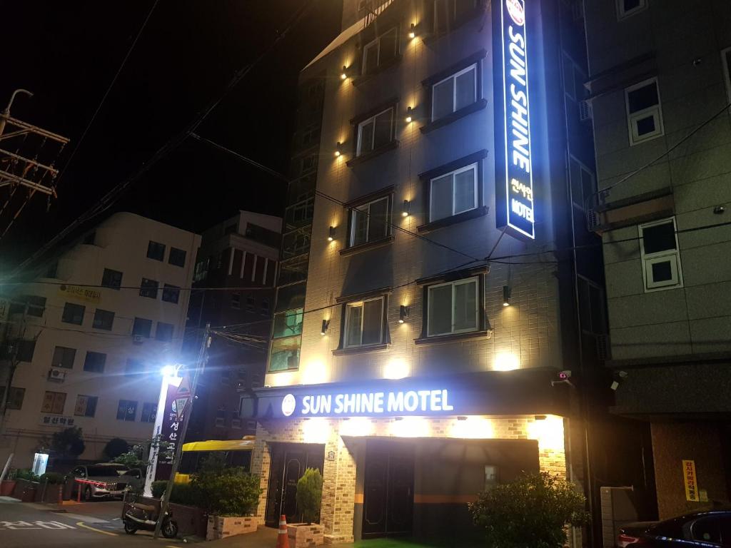 Un edificio con un letrero que lee "Sun Shin Motel" en Sunshine Motel en Busan