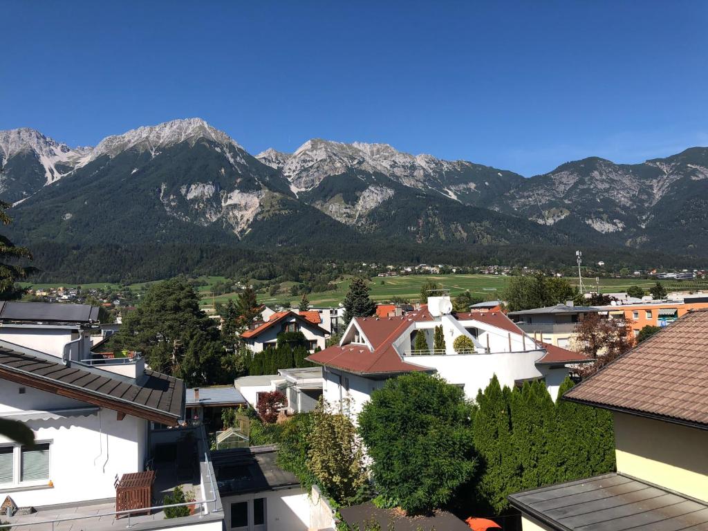 uitzicht op een stad met bergen op de achtergrond bij Citybergblick in Innsbruck