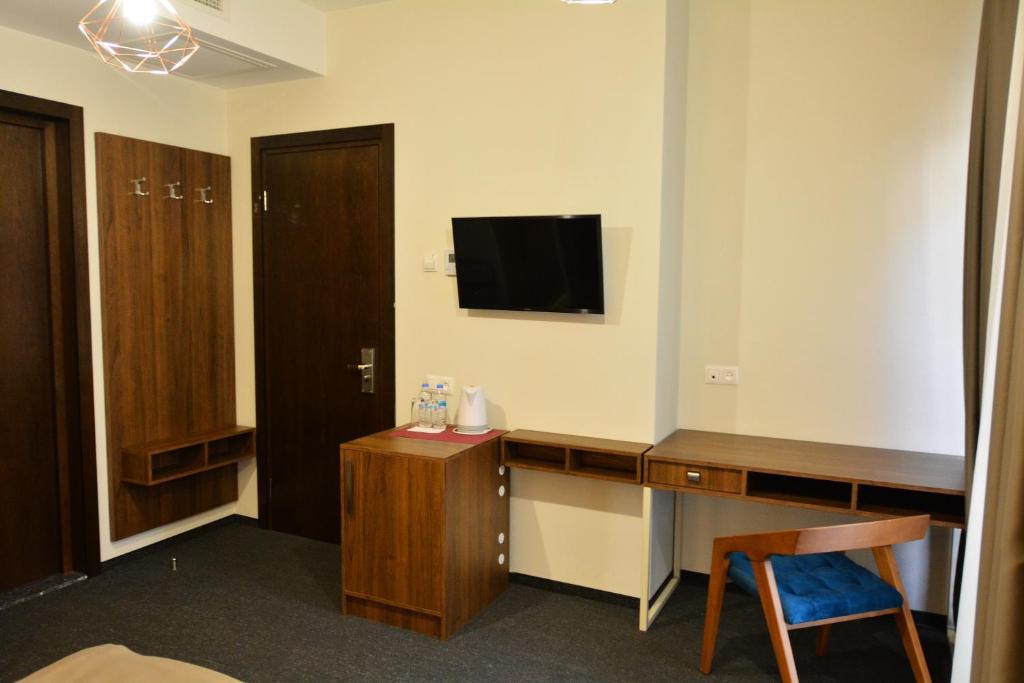 TV a/nebo společenská místnost v ubytování Hotel Garnet Tbilisi