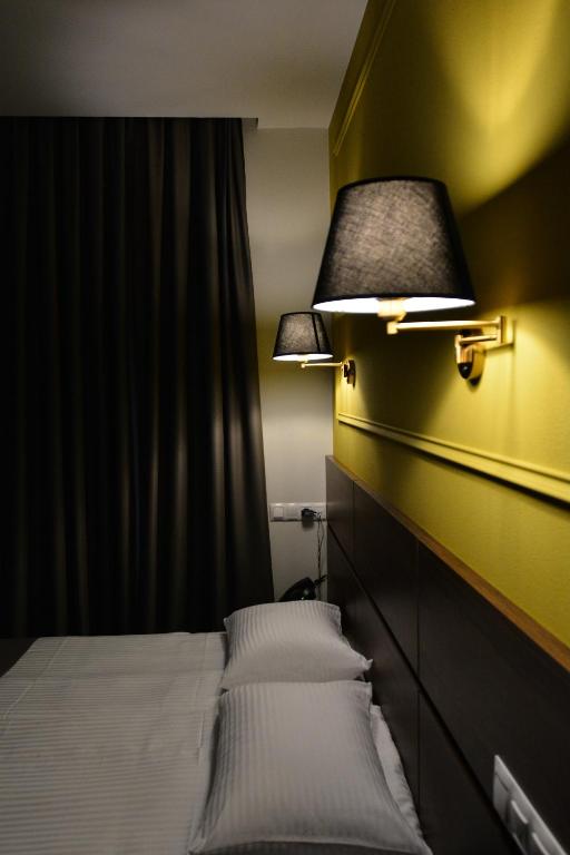 Postel nebo postele na pokoji v ubytování Hotel Garnet Tbilisi