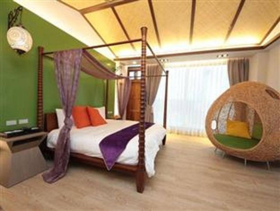 a bedroom with a bed and a swing in a room at Follow Me designed B&amp;B in Dongshan