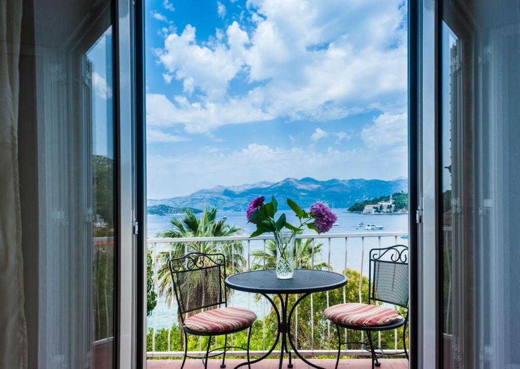 d'un balcon avec une table et des chaises et une vue sur l'eau. dans l'établissement Pansion Tereza, à Lopud