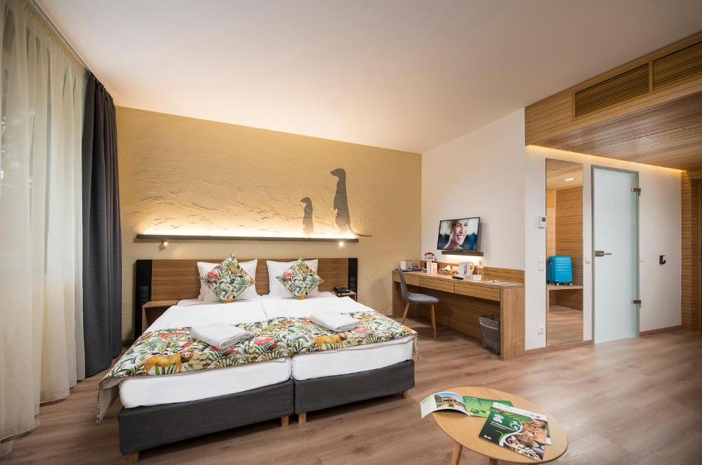 sypialnia z łóżkiem i biurkiem w obiekcie Pangea Hotel w Nyíregyházie