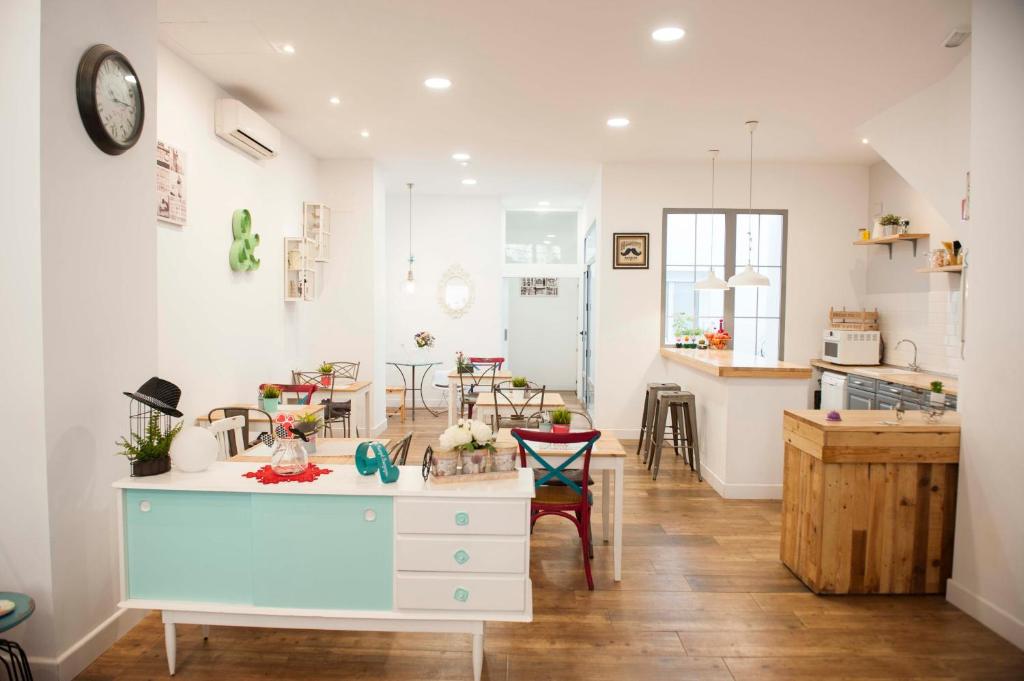 Kuchyň nebo kuchyňský kout v ubytování Hotel Smile & Co Hostal Boutique