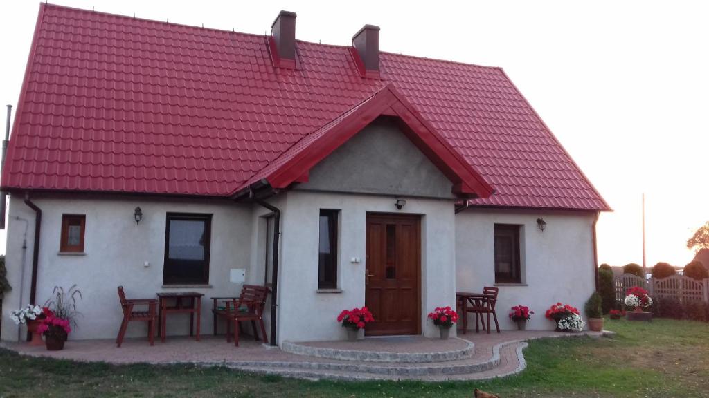 una pequeña casa blanca con techo rojo en Agroturystyka u Pawła i Asi, en Kobyla Góra