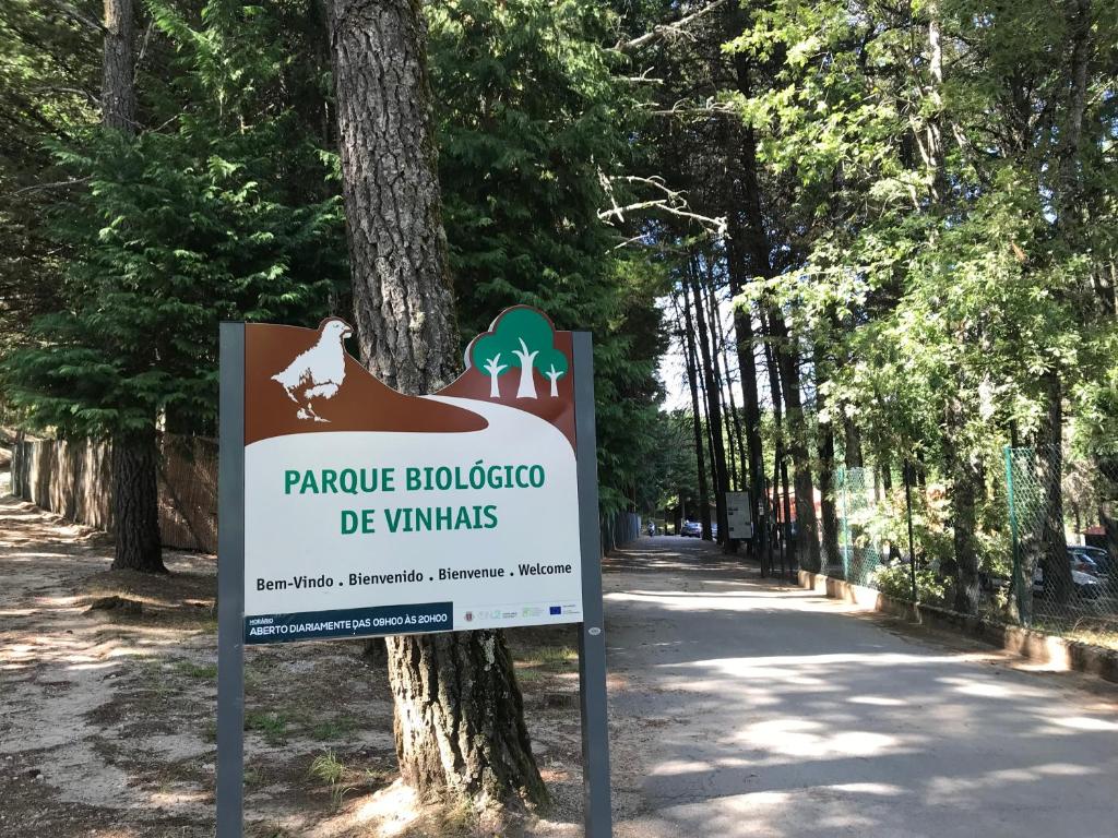 una señal para un bulevar de libertad condicional en un parque en Parque Biologico de Vinhais, en Vinhais