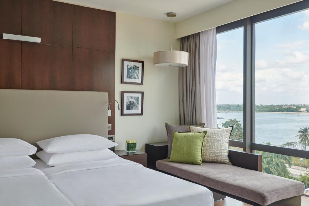 Postel nebo postele na pokoji v ubytování Hyatt Regency Dar es Salaam, The Kilimanjaro