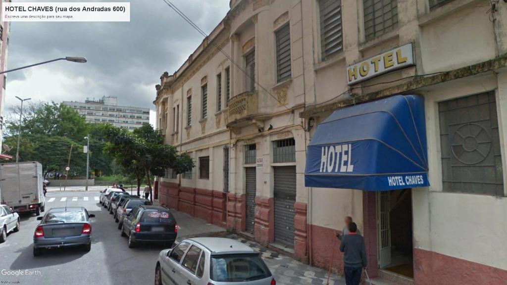a street with cars parked on the side of a building at Hotel Chaves - Quartos Individuais in Sao Paulo