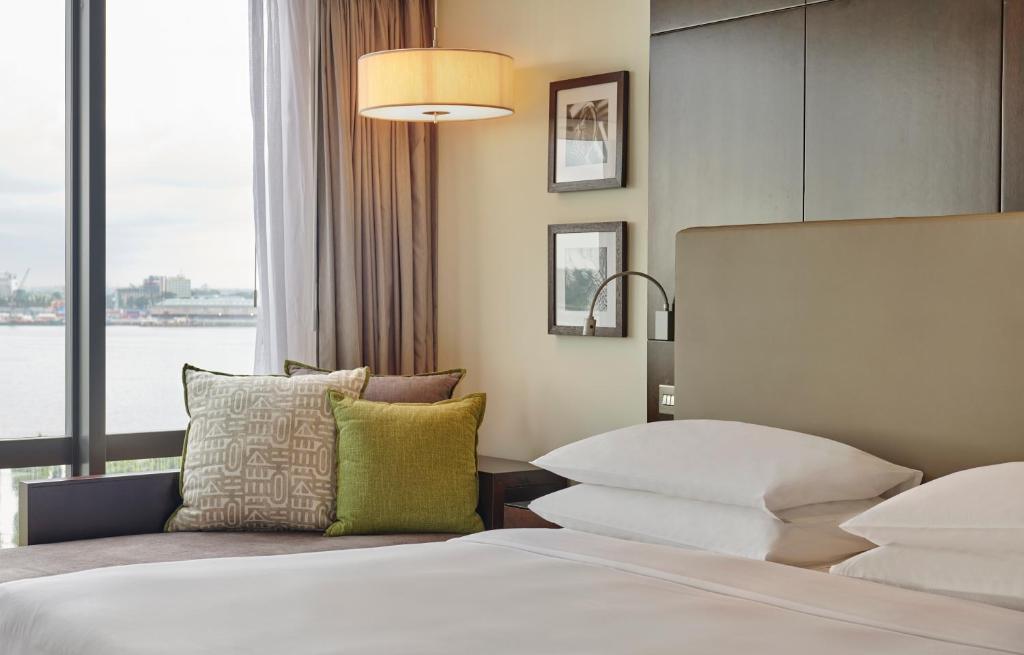 Postel nebo postele na pokoji v ubytování Hyatt Regency Dar es Salaam, The Kilimanjaro