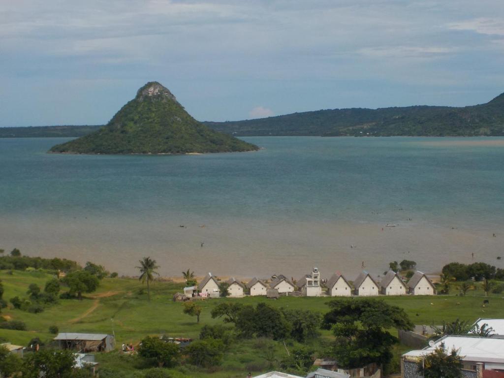 widok na plażę z domami i ocean w obiekcie SANJEELA-PLAGE COCO w mieście Antsiranana