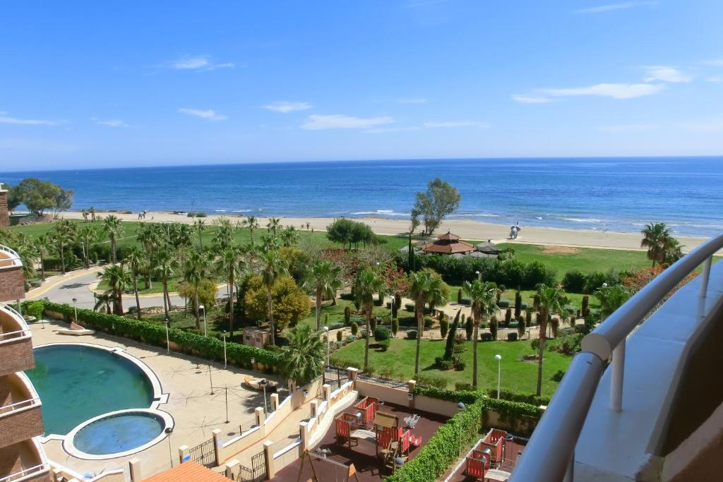 uma vista para a praia a partir da varanda de um resort em Apartamentos Marina Park em Oropesa del Mar