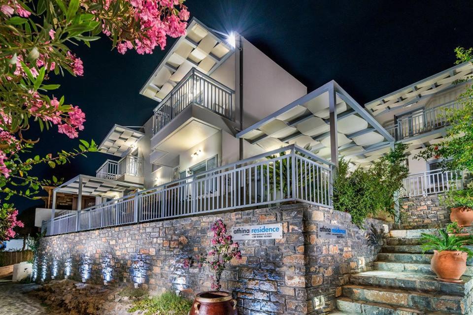 una casa con scale e fiori di fronte di Athina Residence a Lentas