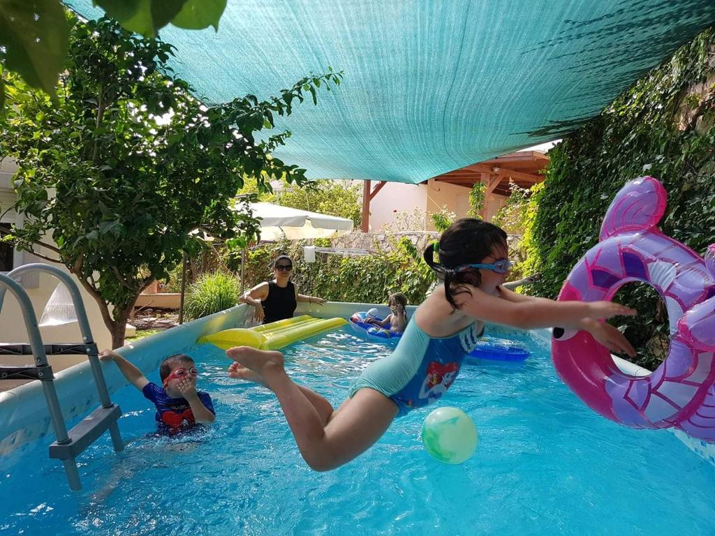 een groep mensen die in een zwembad spelen bij Noam Hamargalit in Kefar Weradim