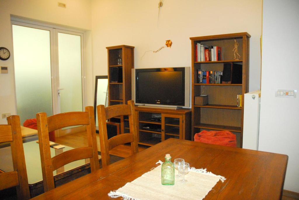 TV a/nebo společenská místnost v ubytování Luxurious Loft with Jacuzzi