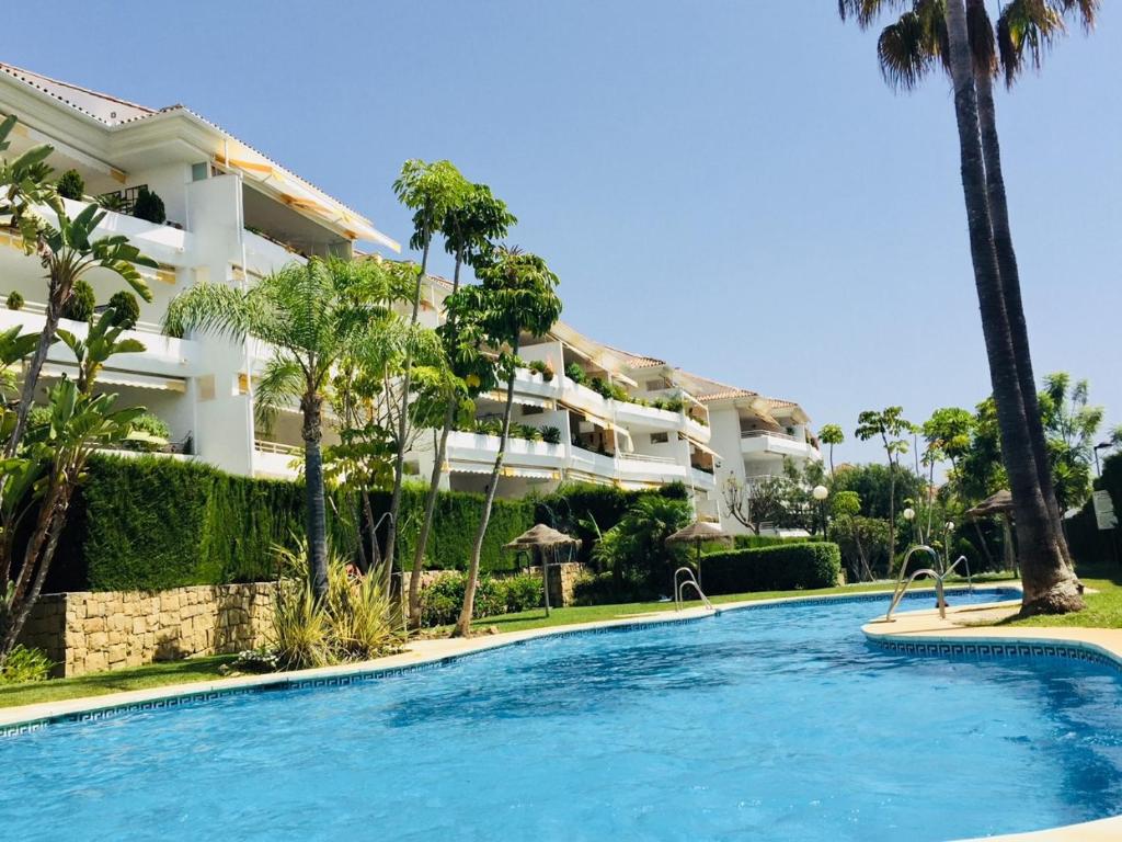 Bazén v ubytovaní Duplex vistas al golf Guadalmina Marbella alebo v jeho blízkosti