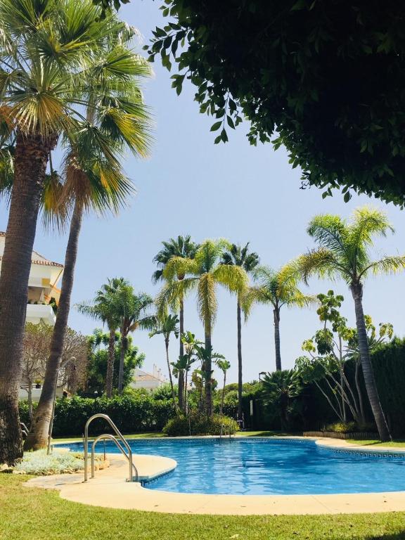 Bazén v ubytovaní Duplex vistas al golf Guadalmina Marbella alebo v jeho blízkosti