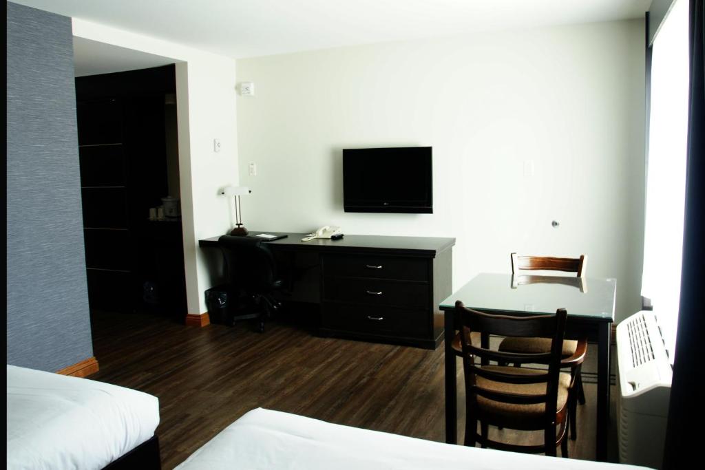 TV a/nebo společenská místnost v ubytování Hotel Le Montagnais