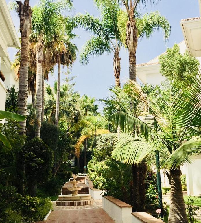 Vonkajšia záhrada v ubytovaní Duplex vistas al golf Guadalmina Marbella