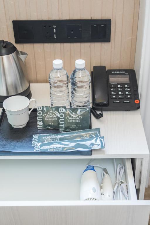 Příslušenství pro přípravu čaje a kávy v ubytování A&R Boutique Hotel