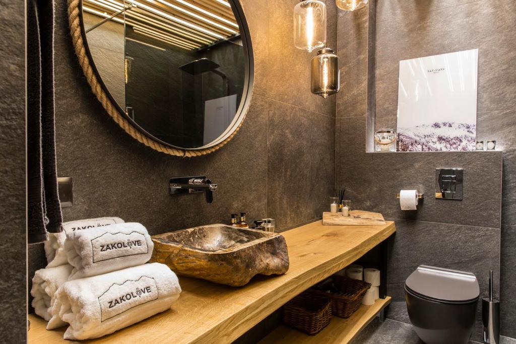 Kúpeľňa v ubytovaní Apartament ZAKOLOVE pod Skocznią - Sauna , Jaccuzi , piękny taras