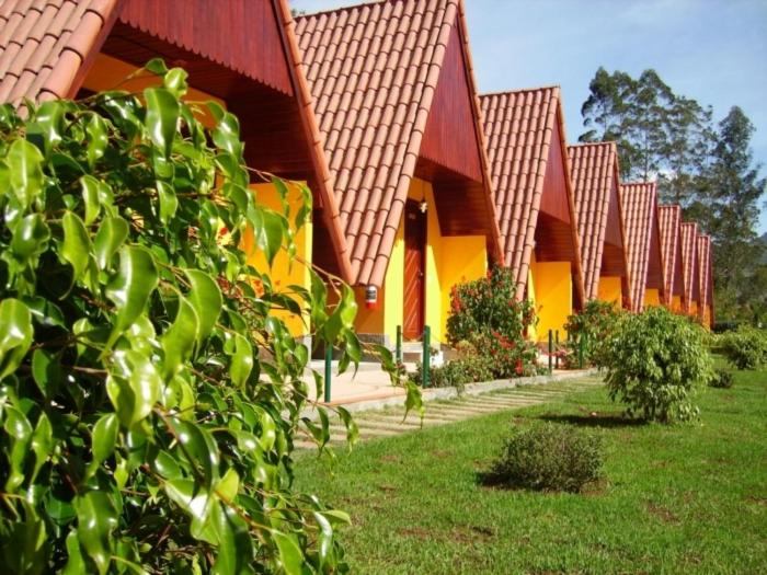 ノバ・フリブルゴにあるPousada Recanto das Floresの目の前に茂みのある建物