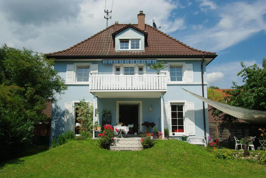 フリードリヒスハーフェンにあるBodenSEE Apartment Friedrichshafen Fischbachの白いバルコニー付きの大きな白い家