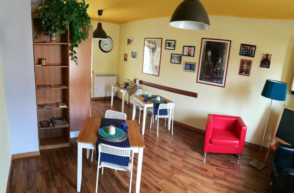 een woonkamer met een tafel en stoelen bij Camaga in LʼAquila