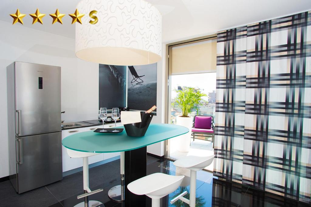 Kuchyň nebo kuchyňský kout v ubytování Hotel Rossini 4S