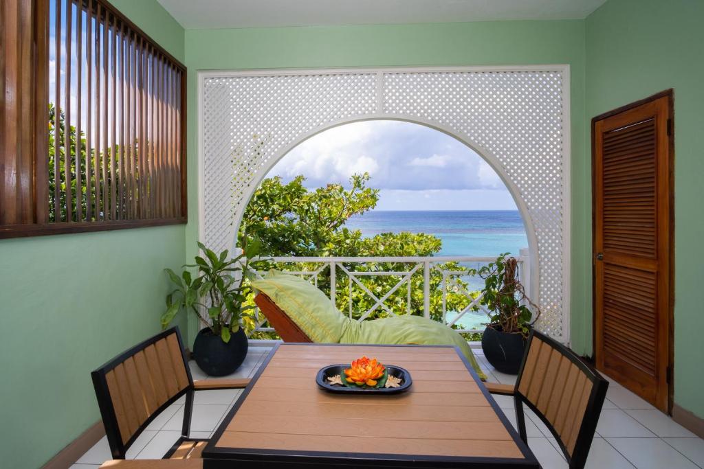 Hibiscus Lodge Hotel - Deluxe Double Or Twin Room With Sea View