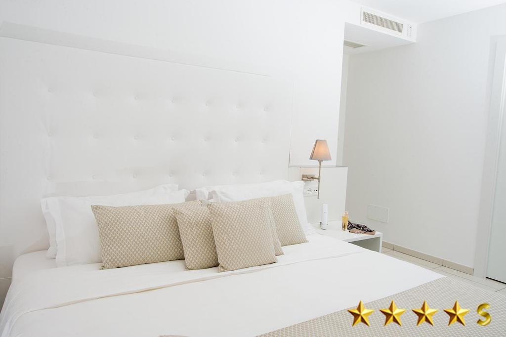 Postel nebo postele na pokoji v ubytování Hotel Rossini 4S