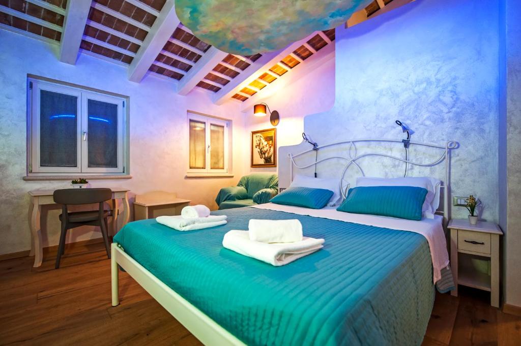 ein Schlafzimmer mit einem Bett mit zwei Handtüchern darauf in der Unterkunft Nuvola in Rovinj