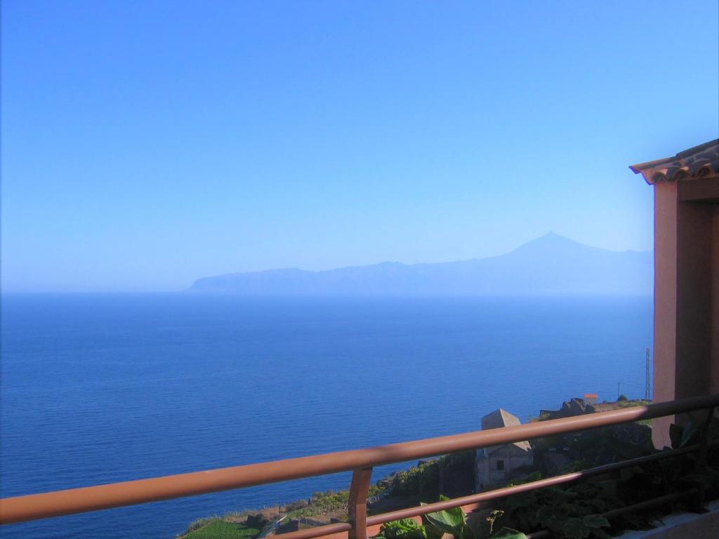 een balkon met uitzicht op de oceaan bij Histórica Casa de la Oje in Agulo