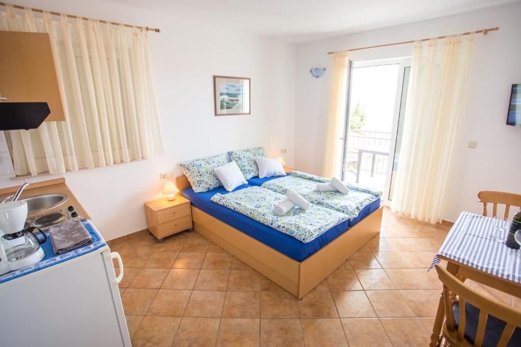 Posteľ alebo postele v izbe v ubytovaní Apartment in Okrug Gornji with 1