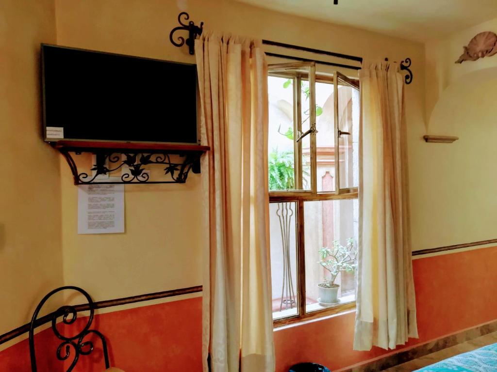 TV a/nebo společenská místnost v ubytování Hotel Posada Maria Bonita