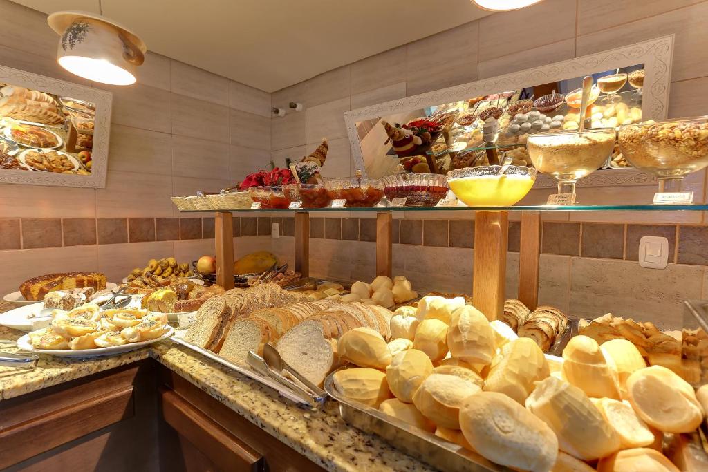 uma padaria com muitos tipos diferentes de pão em Zermatt Hotel em Gramado