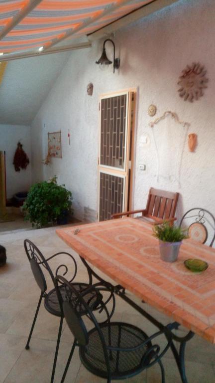 Habitación con patio con mesa y sillas. en B&B La Stella, en Manfredonia