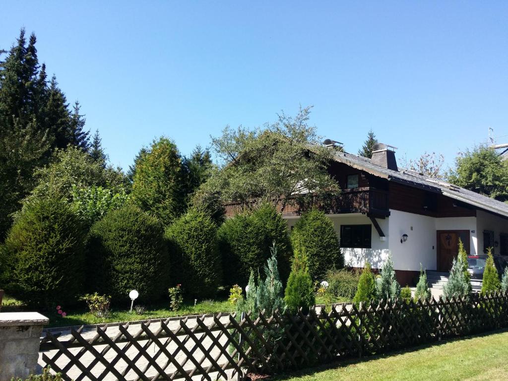 a house with a fence and a garden at Schwarzwald - Villa Appartments Titisee in Titisee-Neustadt